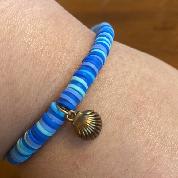 Blue Ocean Clay Bead Bracelet With Seashell Charm Handmade New - Picture 2 of 4